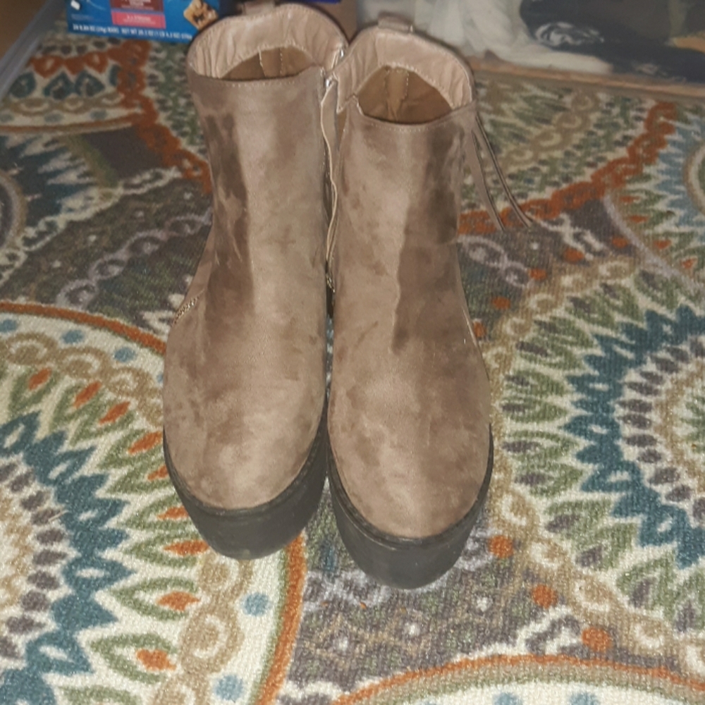 Shoes - Picture 4 of 4